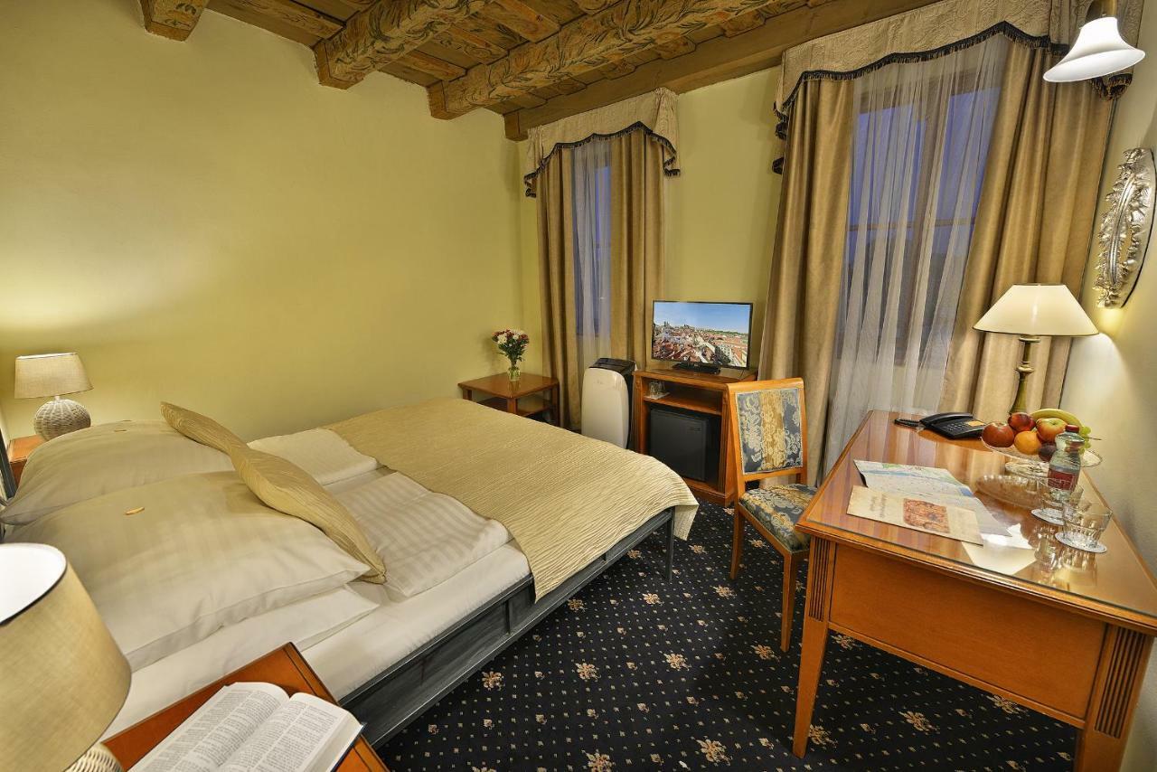 Hotel U 3 Pstrosu Praha Bagian luar foto