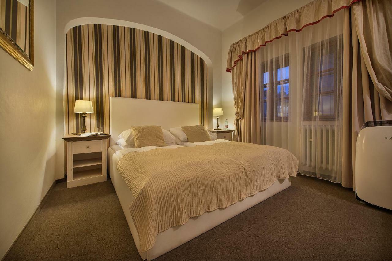 Hotel U 3 Pstrosu Praha Bagian luar foto